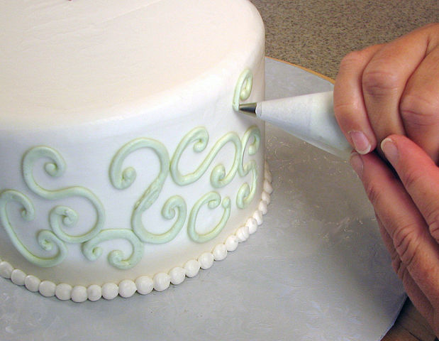 Riddle 71 Piping_buttercream_onto_cake